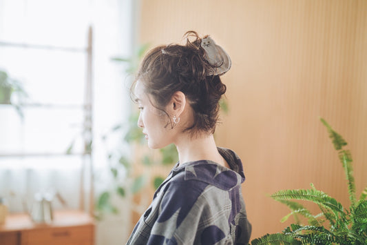 グレーの猫のヘアクリップ 陸の動物