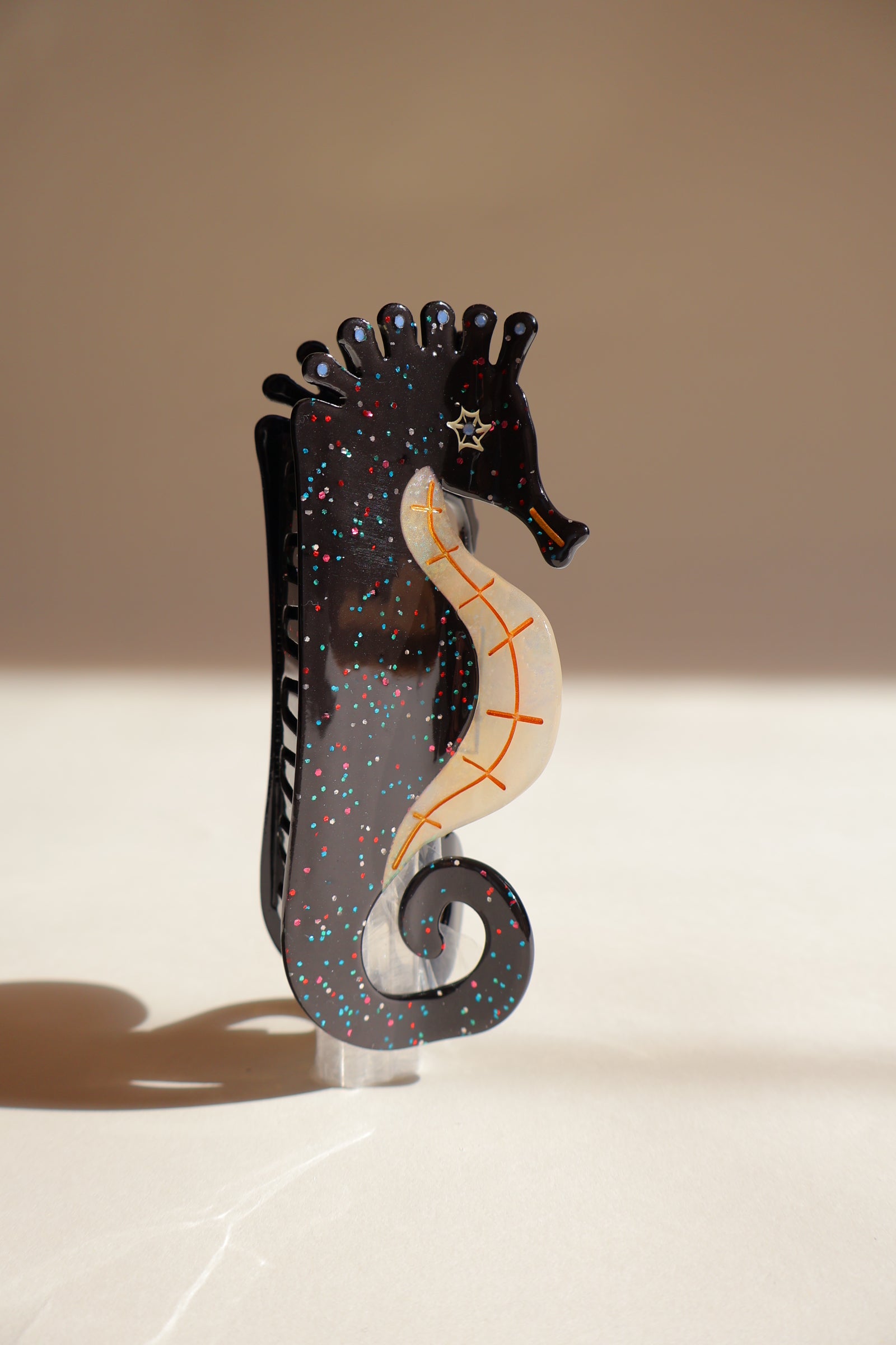 1930 年代のジャン パンルベ タツノオトシゴ ドレス クリップ アート デコ タツノオトシゴのヘアクリップ │ 海の生き物 – BALLKOSS
